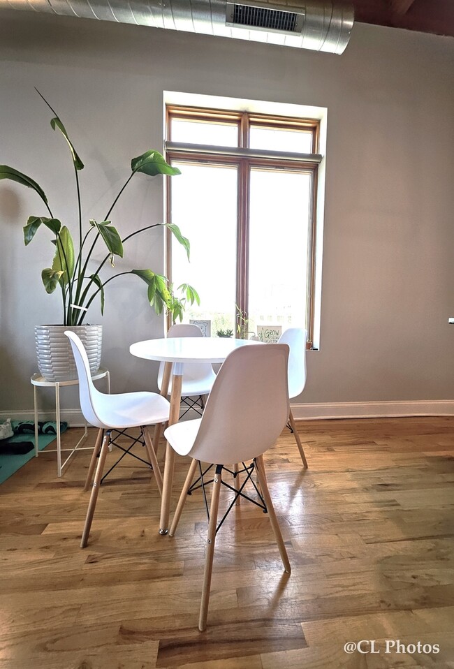 Building Photo - 500 N Damen Ave