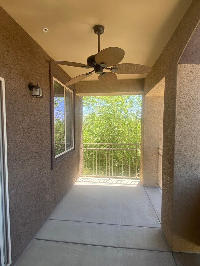 Building Photo - Spacious and Updated 3 Bed/2 Bath Condo w/Garage - Mesa