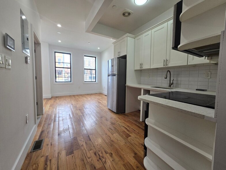 Building Photo - 195 Herzl St