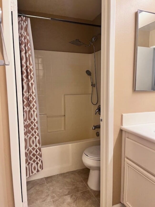 Building Photo - Redlands Home in Gated Community