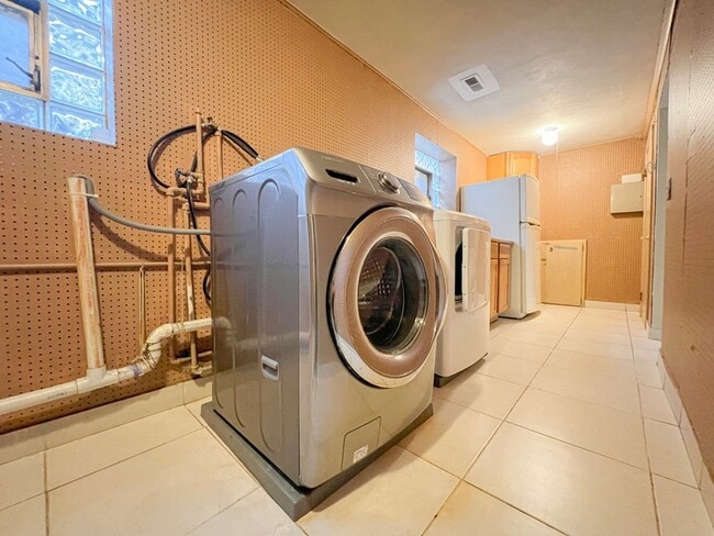 Building Photo - 4716 Thatcher Ave