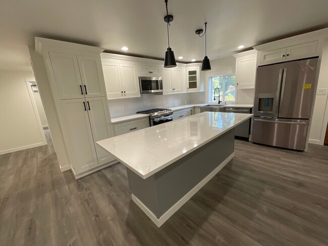 Building Photo - 1577 Woodside Dr