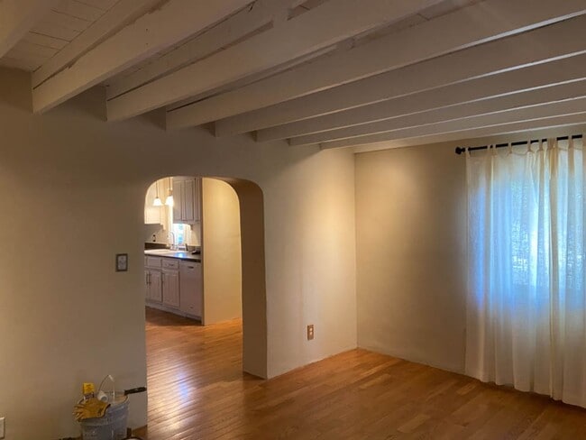 Building Photo - ABSOLUTELY DARLING 2 Bedroom  1 Bath DOWNT...