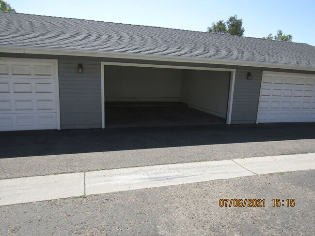 Building Photo - 417-423 Tiffany Drive