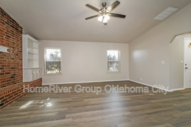Building Photo - 1720 Ridgeway Dr