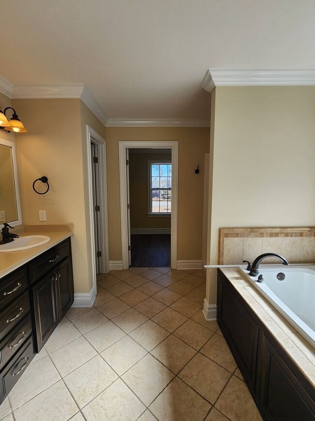 Building Photo - Spacious 4-Bedroom Home with Modern Upgrades in Valdosta