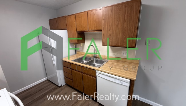 Building Photo - Ground Floor Condo Available Now!