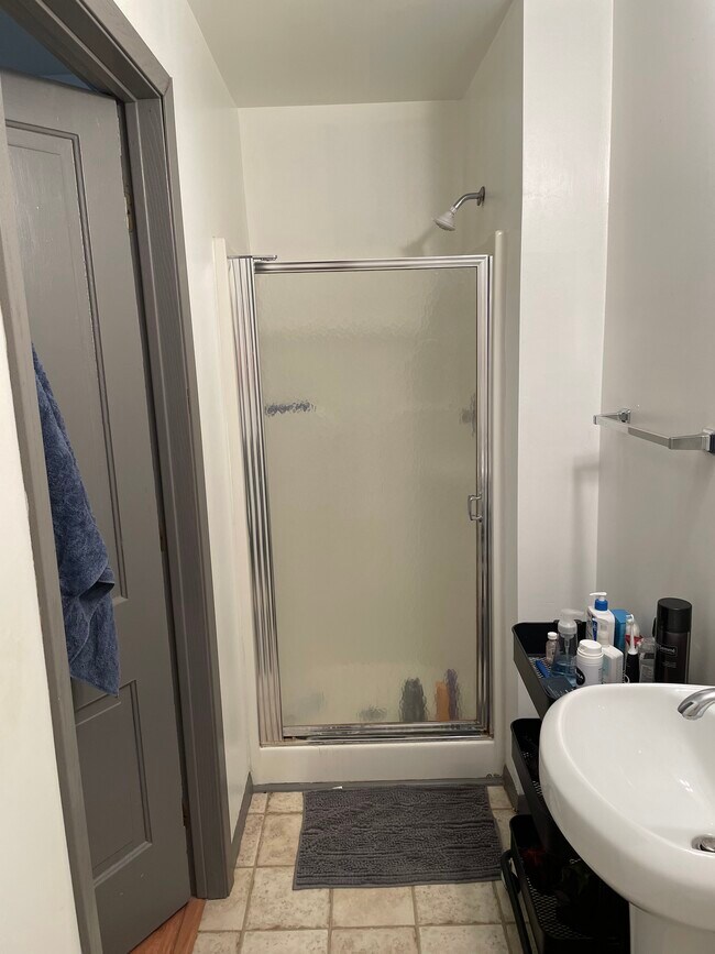 Building Photo - 400 Main St E