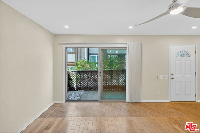 Building Photo - 394 Miraleste Dr