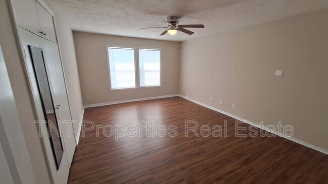 Building Photo - 201 Elm Ave