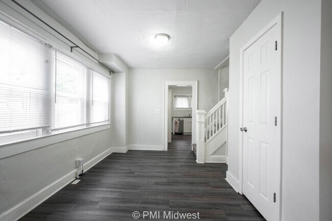 Building Photo - Charming 2-Bed, 2-Bath Duplex in Indianapolis