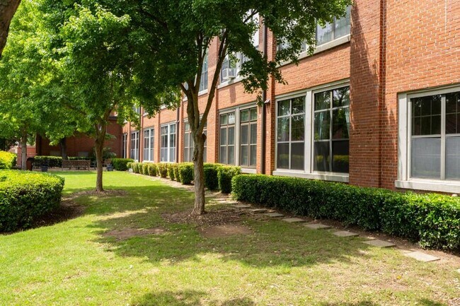 Building Photo - 1261 Caroline St NE