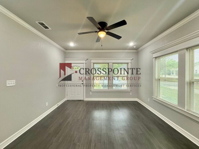 Building Photo - Tour Today! 3 Bedroom, 2 Bathroom Duplex!