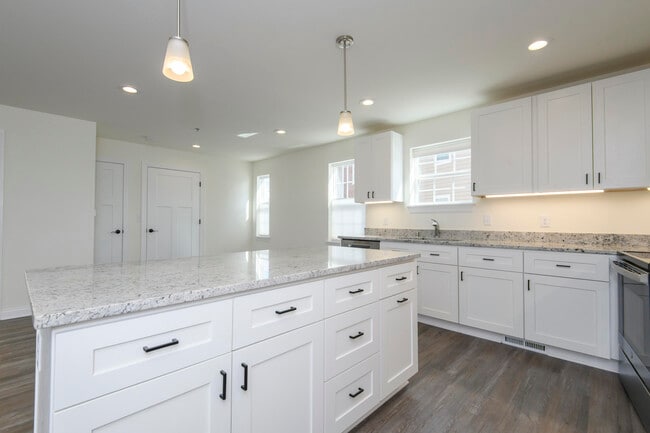 Building Photo - 204 Grand Ave