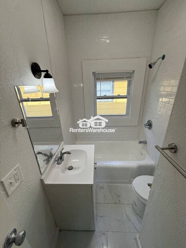 Building Photo - Updated 5 Bedroom/ 2.5 Bath Home In KCMO *READY NOW*