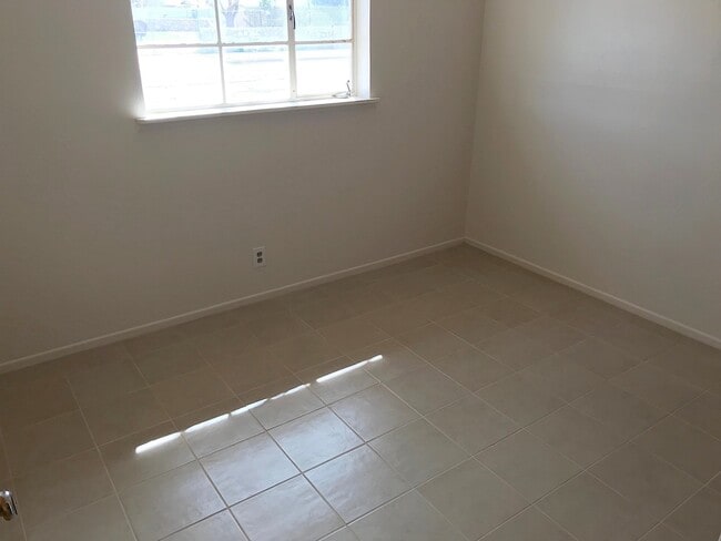 Building Photo - Northeast El Paso 3 Bed Refrig A/C w/Mount...