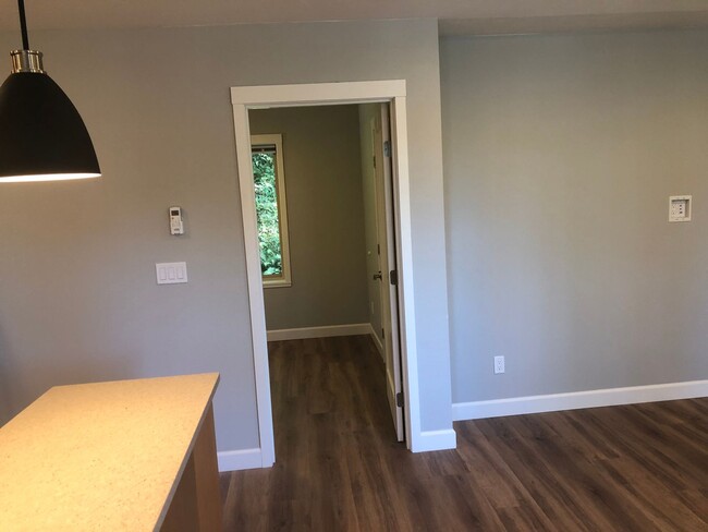 Building Photo - 2 bedroom 1 1/2 bath apartment in Thurston...