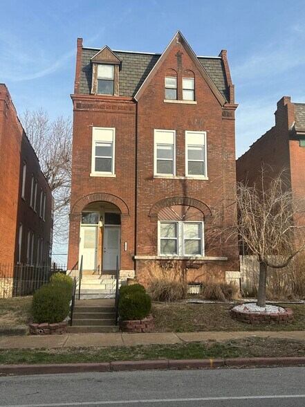 Front - 2604 S Compton Ave