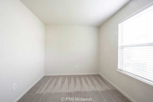 Building Photo - "Charming 3-Bed, 2-Bath Home with 1263 Sq Ft in Westfield's Serene Useppa Ct"