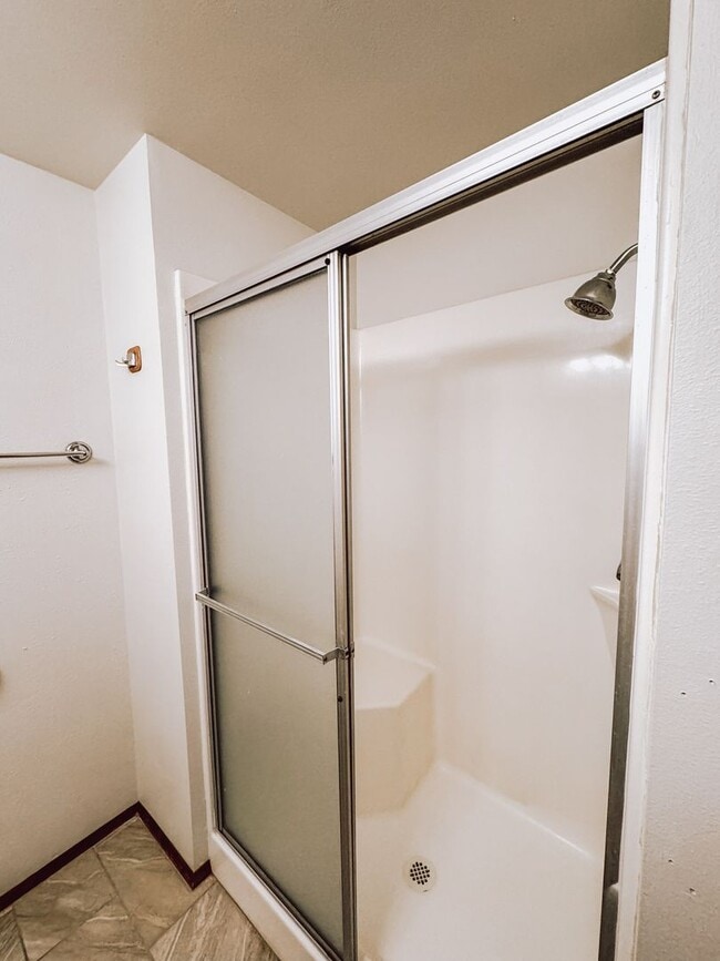 Building Photo - Elaborate 4 Bedroom 3 Bathroom Retreat in ...