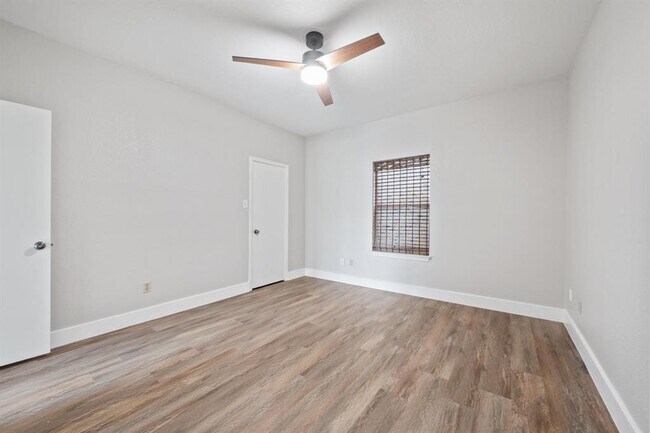 Building Photo - 4711 Spicewood Springs Rd