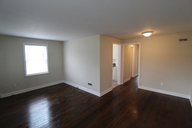 Building Photo - February FREE On This One Bedroom Duplex in North Kansas City