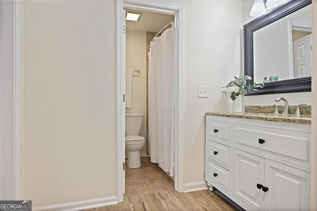 Building Photo - 911 Hollyfax Cir NE