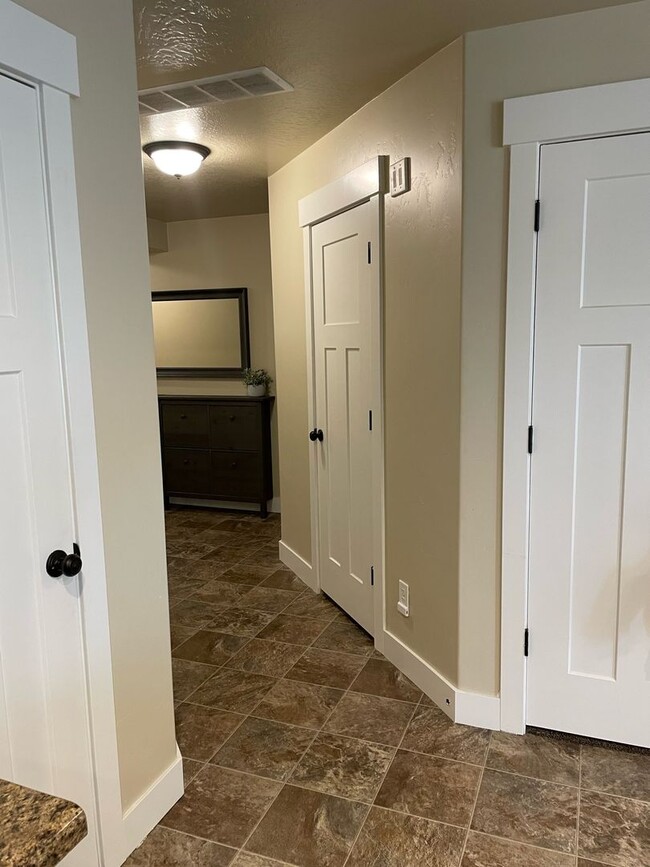 Building Photo - 3 bedroom 2.5 bath in Spanish Fork