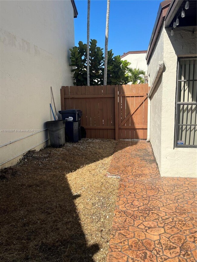 Building Photo - 9722 NW 6th Ln