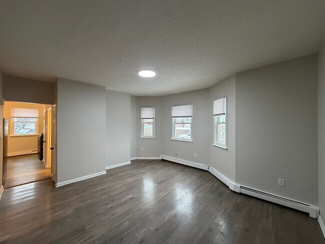 Building Photo - 137 Midland St