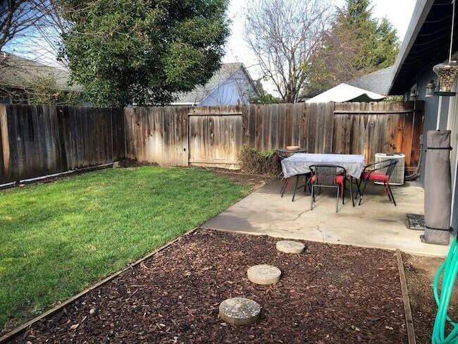 Building Photo - 525 Primrose Dr