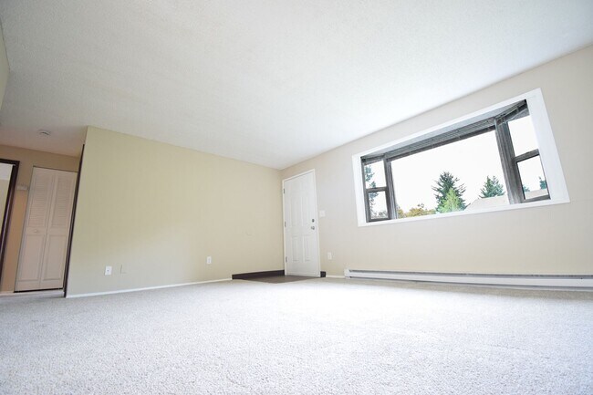 Building Photo - Bright and Spacious 2 Bed 1 Bath APT in NE...
