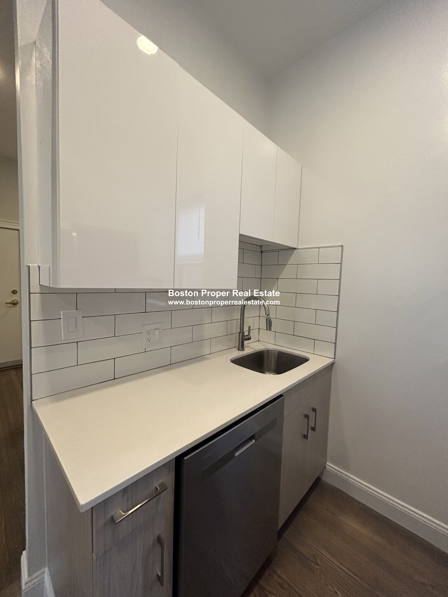 Building Photo - 102 Queensberry St