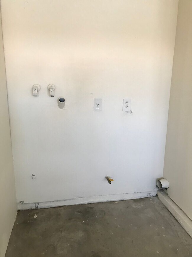 Building Photo - 4 BEDROOM ADELANTO HOME