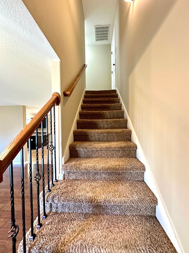 Building Photo - Spacious 3-Bedroom Home with Fenced Yard & Garage!