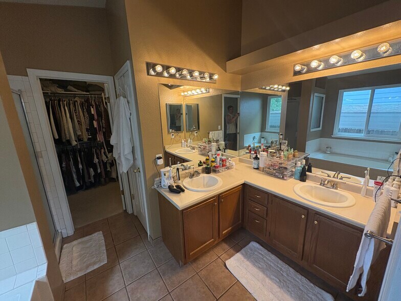 Primary Bath - 12151 Cherrywood St