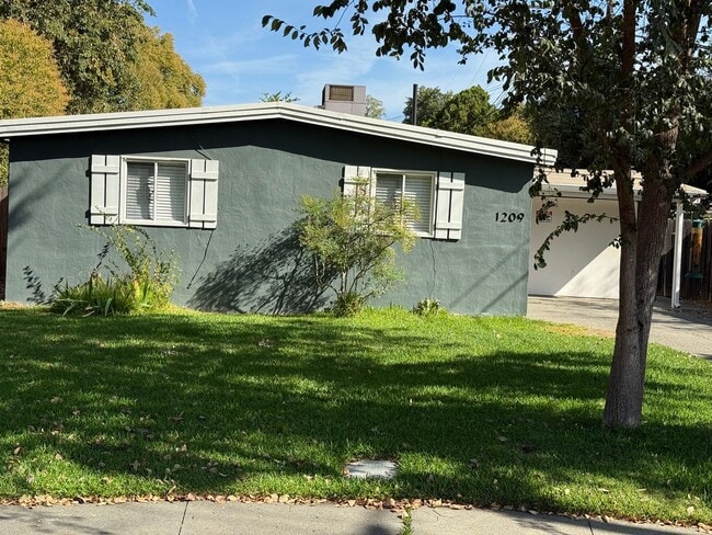 Building Photo - Charming Pet Friendly 3-Bedroom in Quiet C...