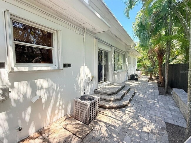 Building Photo - 2300 SW 24th St