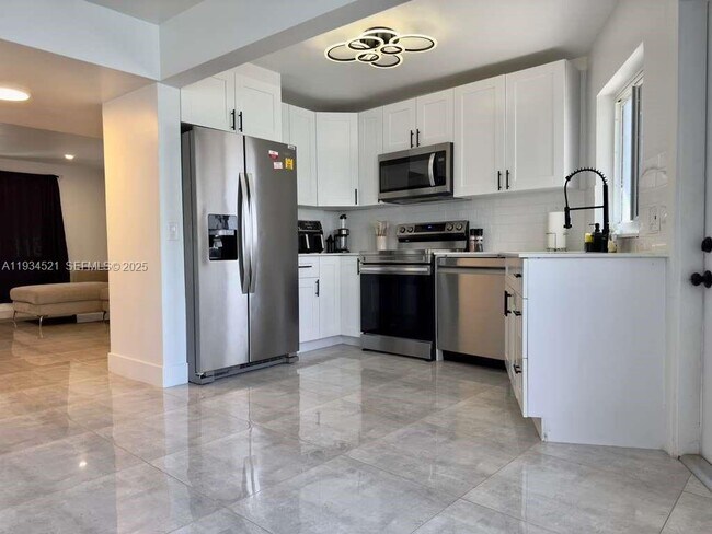 Building Photo - 1904 SW 28th St