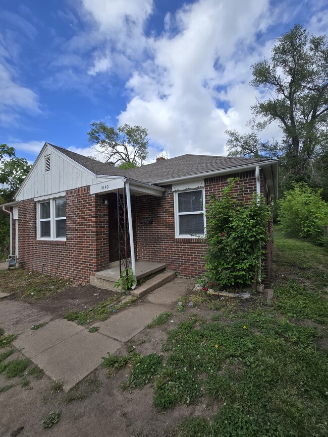 Building Photo - 1040 N Volutsia