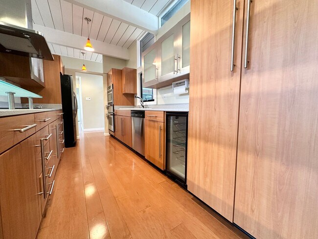 Building Photo - Modern 3 Bed 2 Bath Eichler in North Palo ...