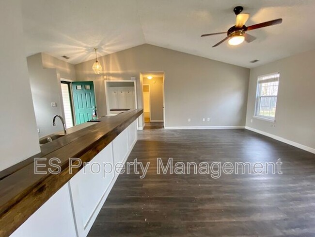 Building Photo - 310 Lockerbie Ln