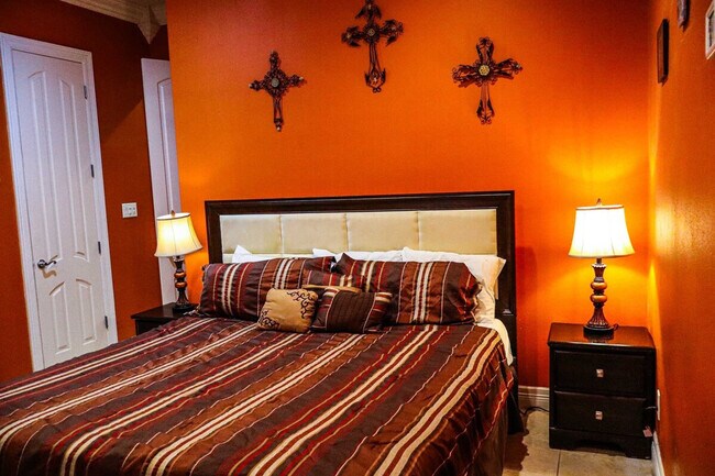 Building Photo - 117 E Lantana St