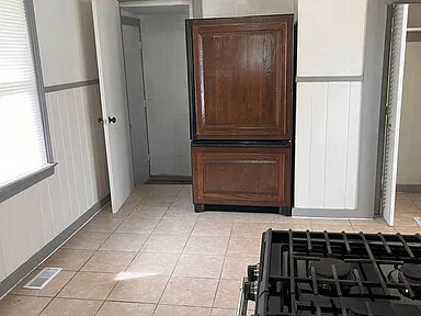 Building Photo - 1604 W 11th St