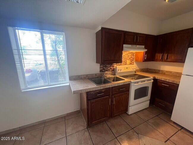 Building Photo - 526 S Mesa Dr