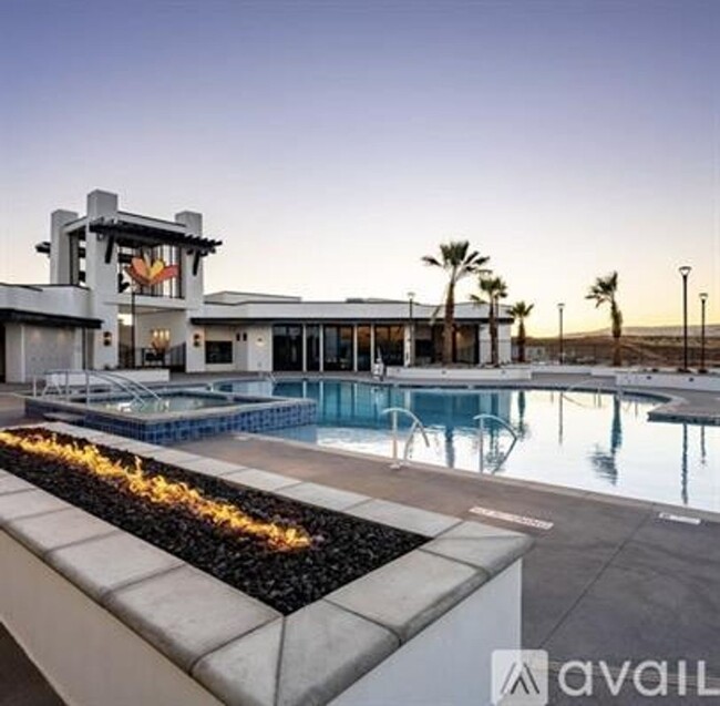 Building Photo - Stunning Desert Color Home