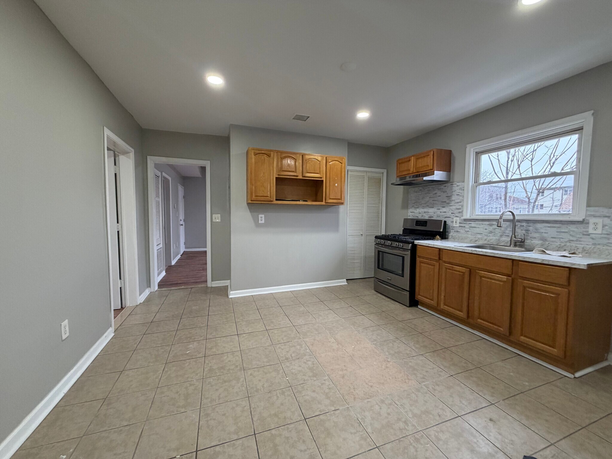 Building Photo - 100 Warren St