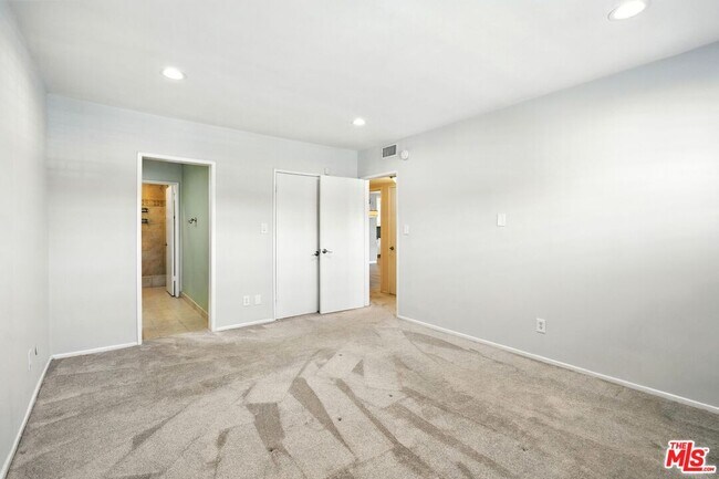 Building Photo - 15248 Dickens St
