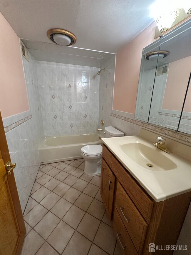 Building Photo - 183 E Henry Pl