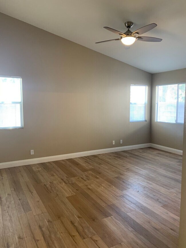 Building Photo - Single story 4br, 2bth, 2cg